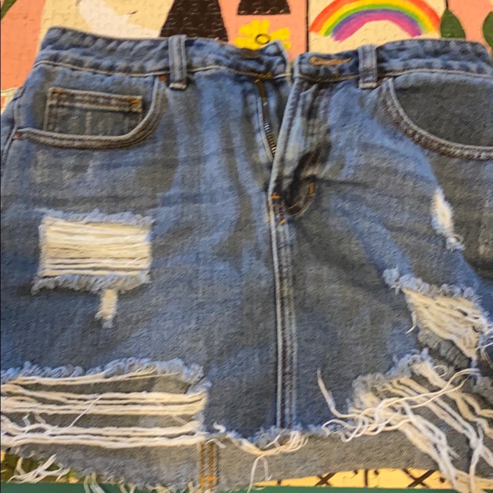 SHORT DISTRESSED DENIM SKIRT